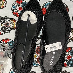 Rhinestone,pointy toe flat size6,nwt tried on carpet ,slight flaw on top! dusty?